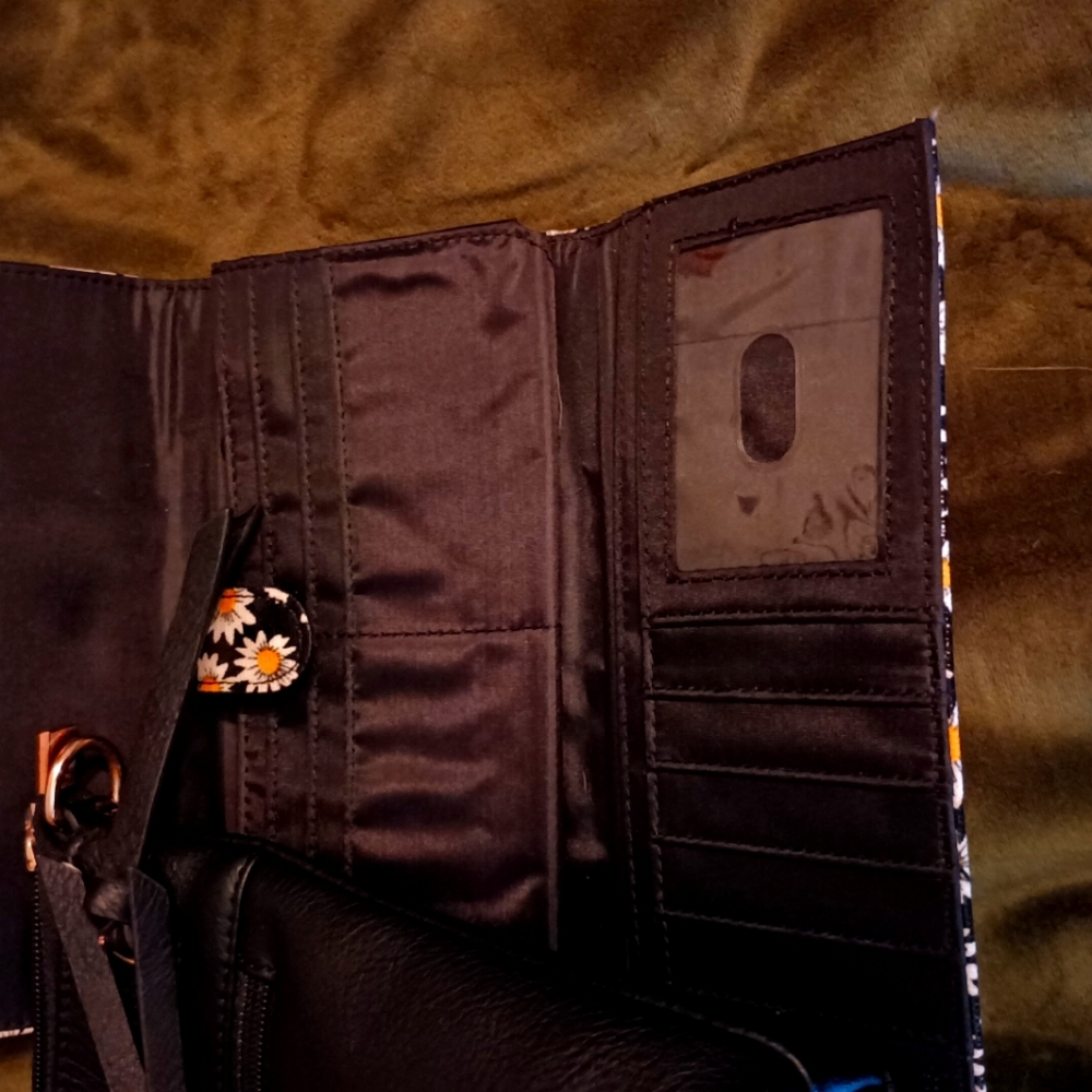 Wallet with daisy
